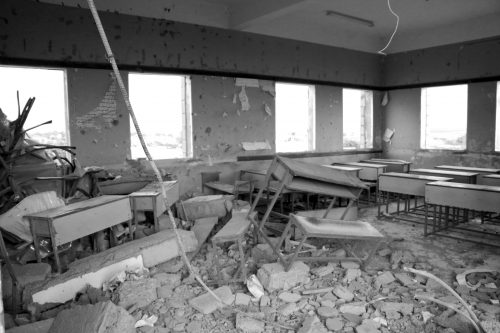 Efectos de los bombardeos de la coalición saudí en un colegio de Yemen.