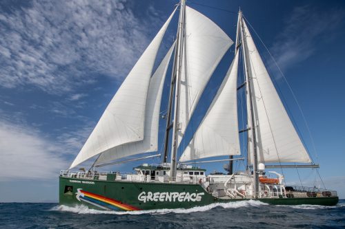 El Rainbow Warrior navega en la Gran Barrera de Coral, cerca de la costa de Queensland