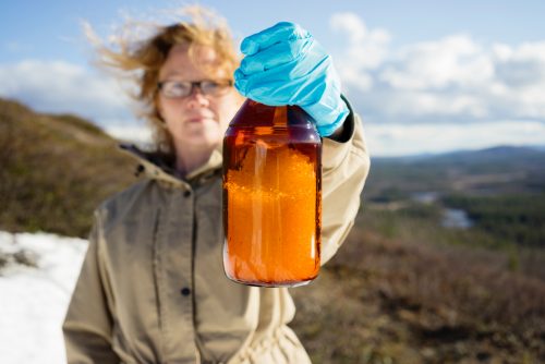 Una mujer sostiene muestras de nieve para examinar la presencia de tóxicos en la ropa de montaña durante la expedición a Treriksroset, el punto en el que se unen las fronteras de Suecia, Noruega y Finlandia.