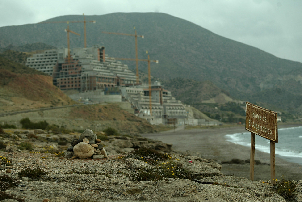Hotel en la playa de El Algarrobico, Carboneras.