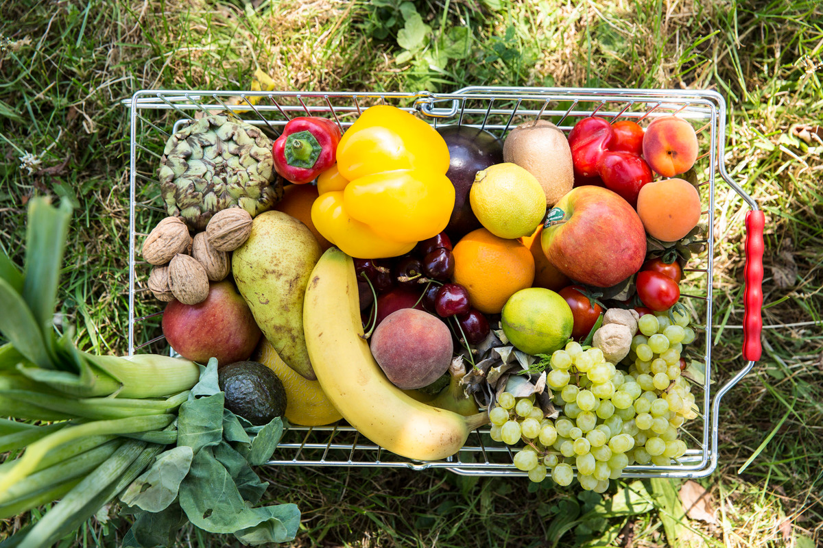 Cesta de la compra con frutas y verduras, la mayoría de ellas polinizadas por abejas.