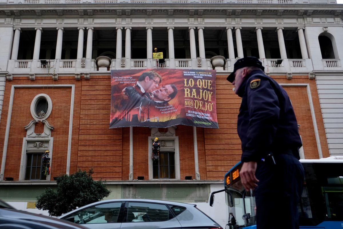 Acción de Greenpeace en el Palacio de la Música de Madrid contra la política energética del Gobierno