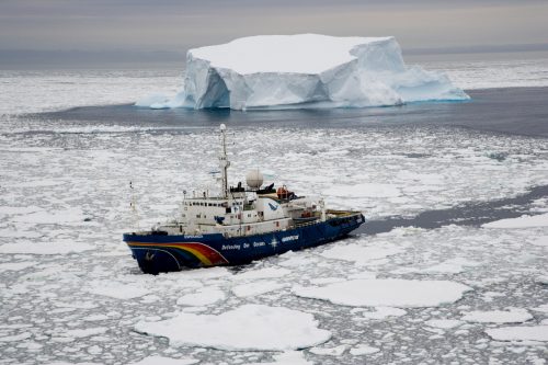 El barco Esperanza de Greenpeace se dirige a la Antártida atravesando el hielo del océano Antártico
