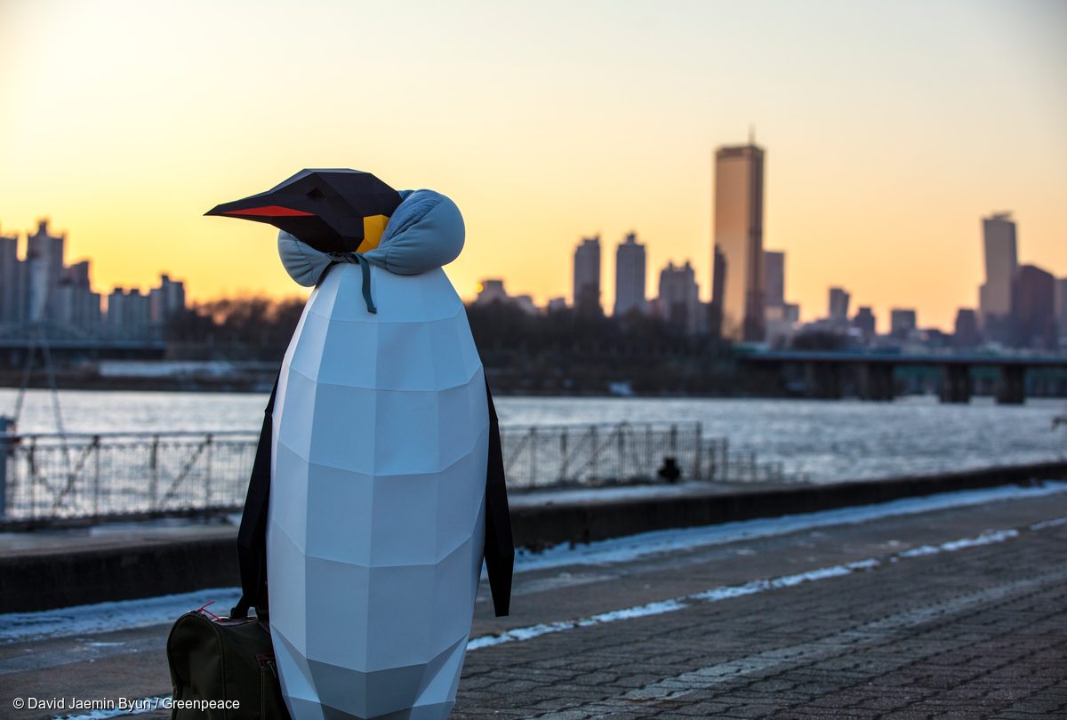 Pingüino de papel en el río Han, en Seúl 