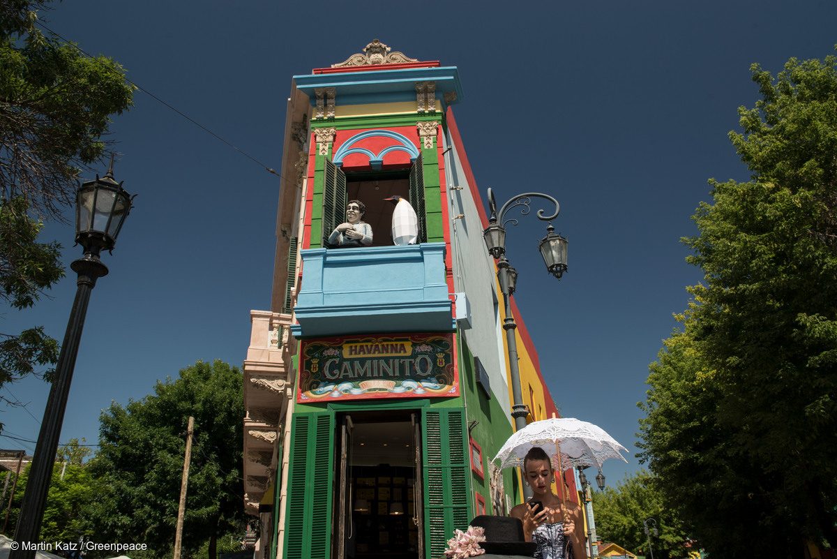 Pingüino de papel en la Calle Museo Caminito en La Boca, Buenos Aires