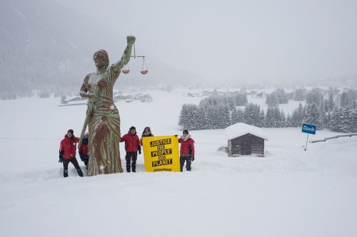 Activistas de Greenpeace colocan una estatua de la diosa Justicia a las afueras de Davos, en Suiza, para pedir justicia para el planeta y las personas a los participantes en la cumbre que reúne a dirigentes y empresas ricas del planeta