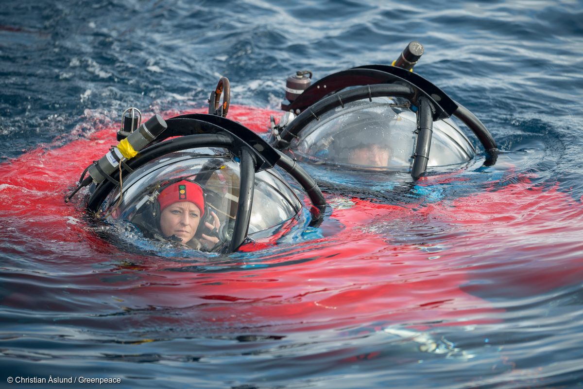 La Doctora Susanne Lockhart y el piloto de submarino John Hocevar sumergiéndose en las aguas antárticas en un submarino biplaza