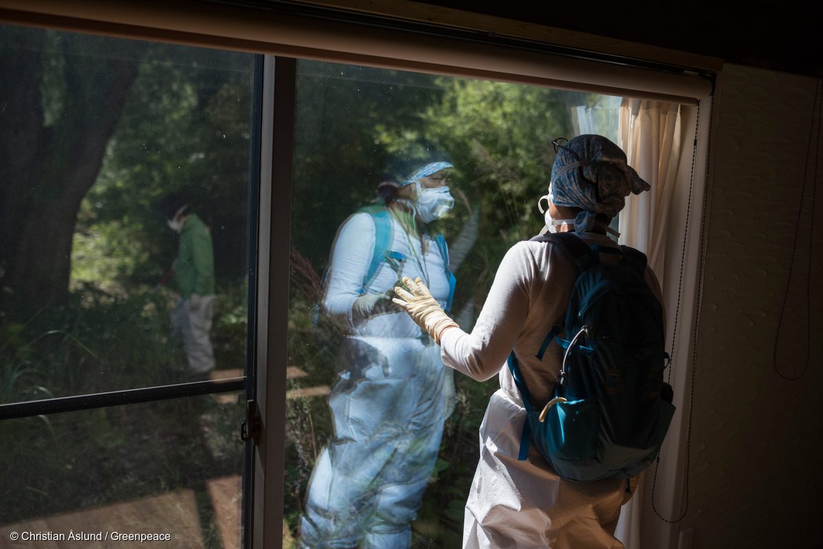Medición de radiación en un hogar de Fukushima