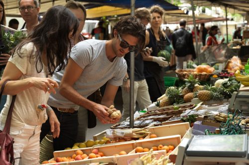 pareja mercado -  consumo responsable frutas y verduras