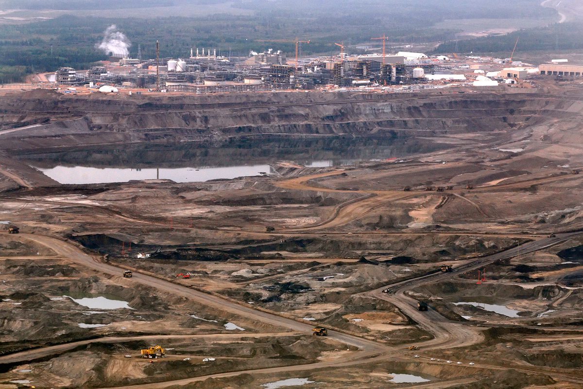 Mina de arenas bituminosas y refinería en Alberta, Canadá