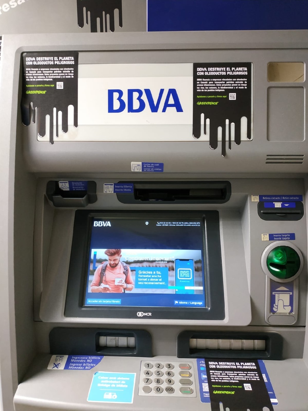 Cajero del BBVA en Tarragona con mensajes contra los oleoductos