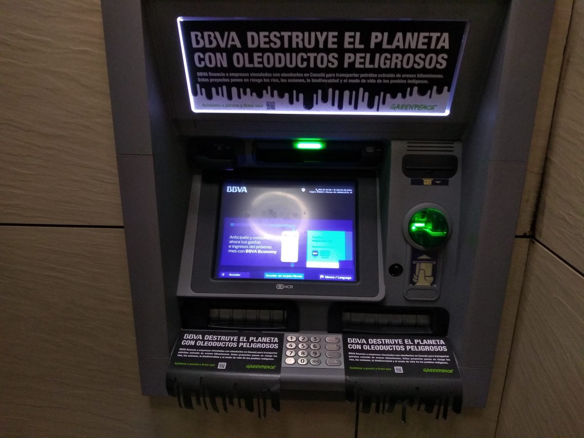 Cajero del BBVA en Málaga con información sobre oleoductos