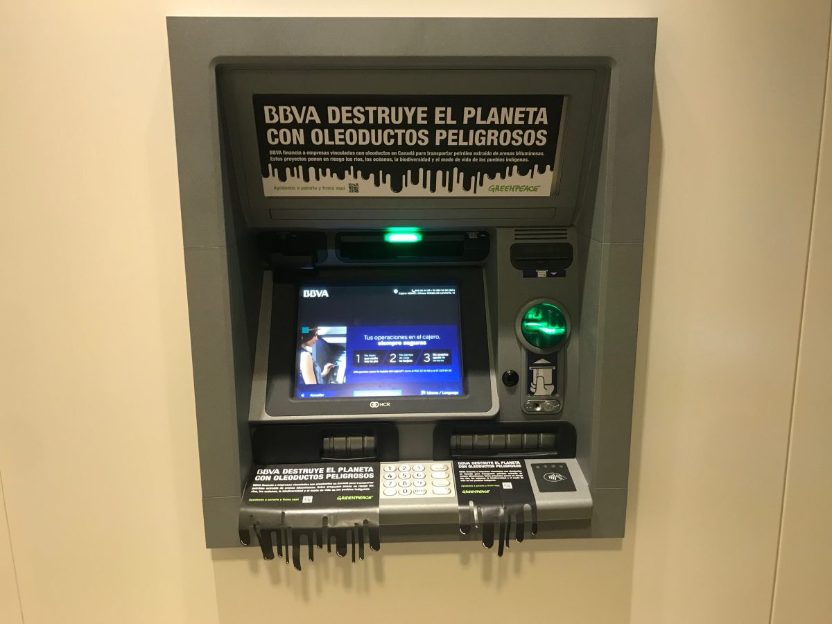 Cajero del BBVA en Murcia con el mensaje: BBVA destruye el planeta con oleoductos peligrosos
