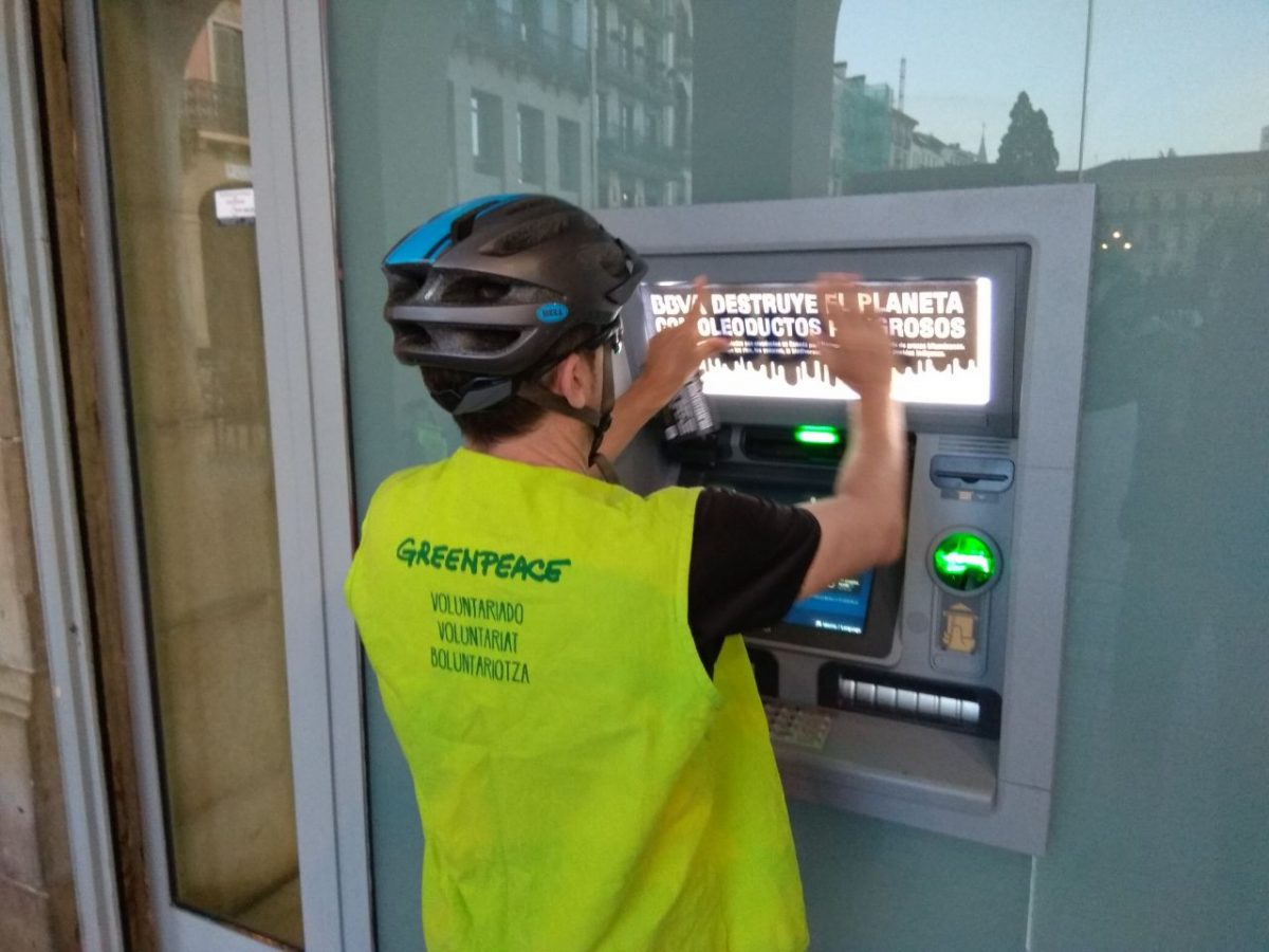 Voluntario de Pamplona en una actividad en un cajero del BBVA