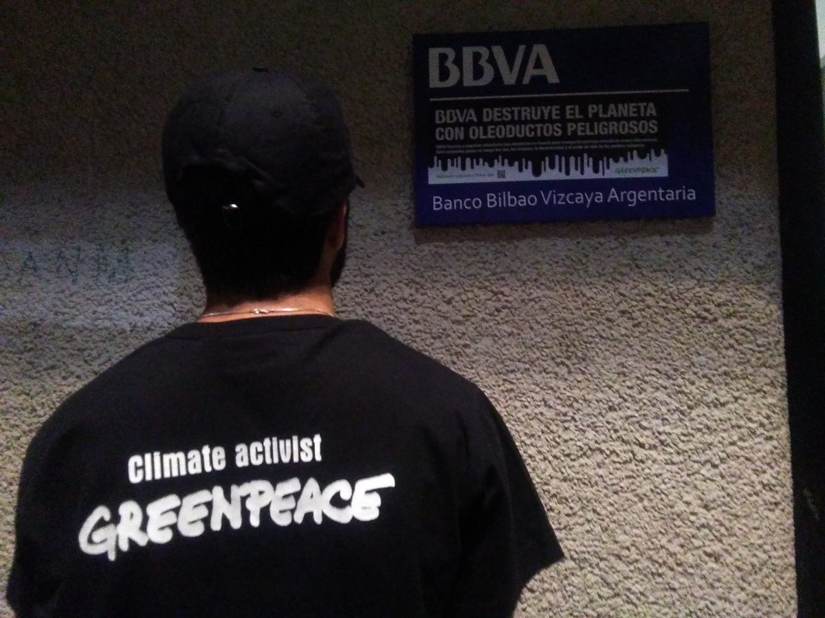 Cajero de Tenerife con pegatinas sobre oleoductos