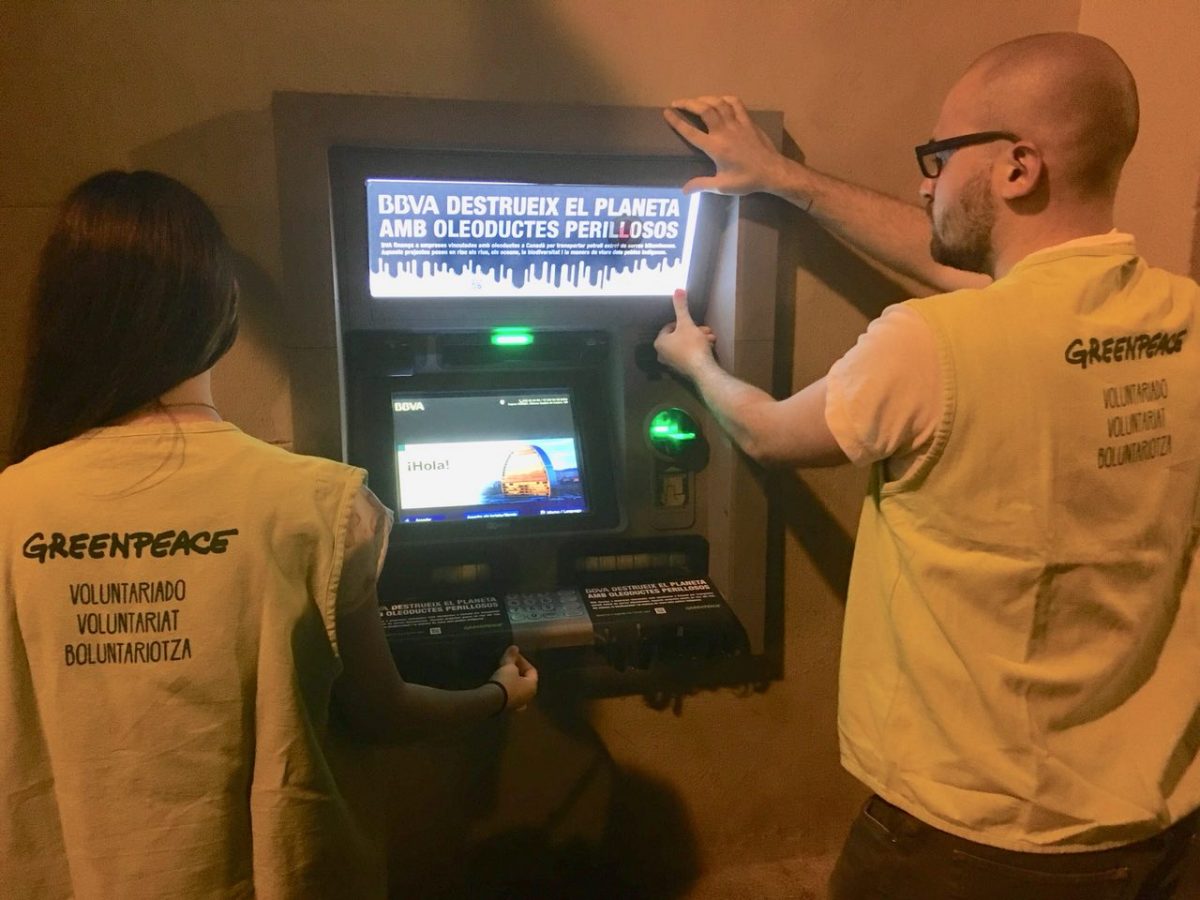 Actividad en los cajeros de Valencia sobre la financiación del BBVA a empresas de construcción de oleoductos 