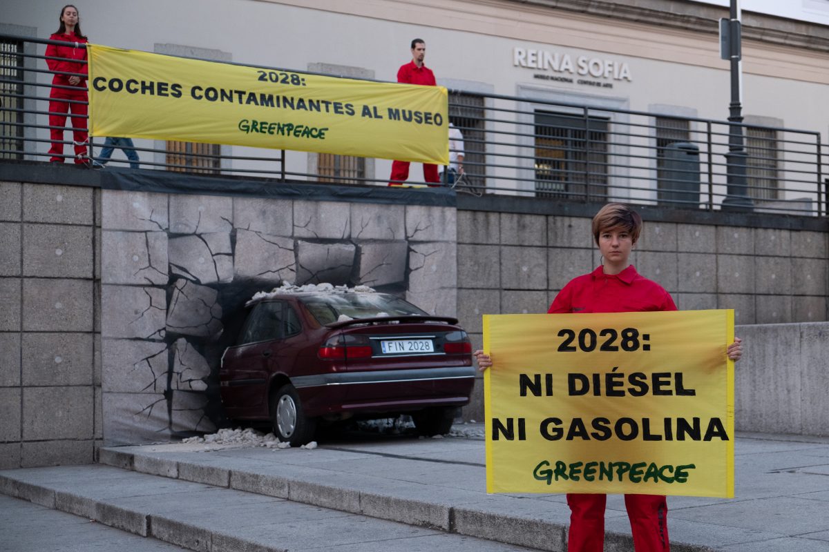 Greenpeace “lanza” un coche al Museo Reina Sofía para demandar que los coches diesel y gasolina sean historia en diez años