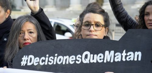 Varias personas de la campaña Armas Bajo Control se manifiestan frente al Congreso por la venta de armas a Arabia Saudí con carteles donde pone Decisiones que Matan