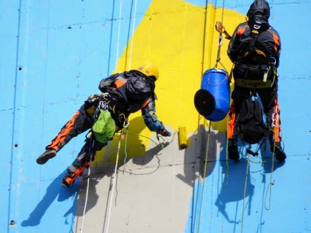 Activistas pintando la torre de refrigeración de la central térmica de Meirama 