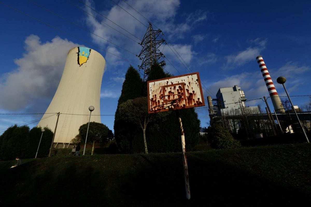 Pintura gigante en la central térmica de Meirama