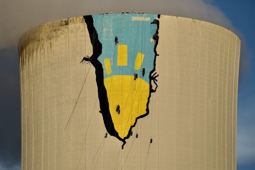 últimos retoques en la pintura gigante en la enorme torre de refrigeración de la planta de Meirama