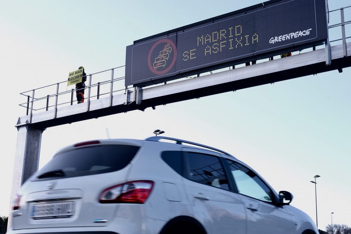 Acción de Greenpeace en la entrada a Madrid 