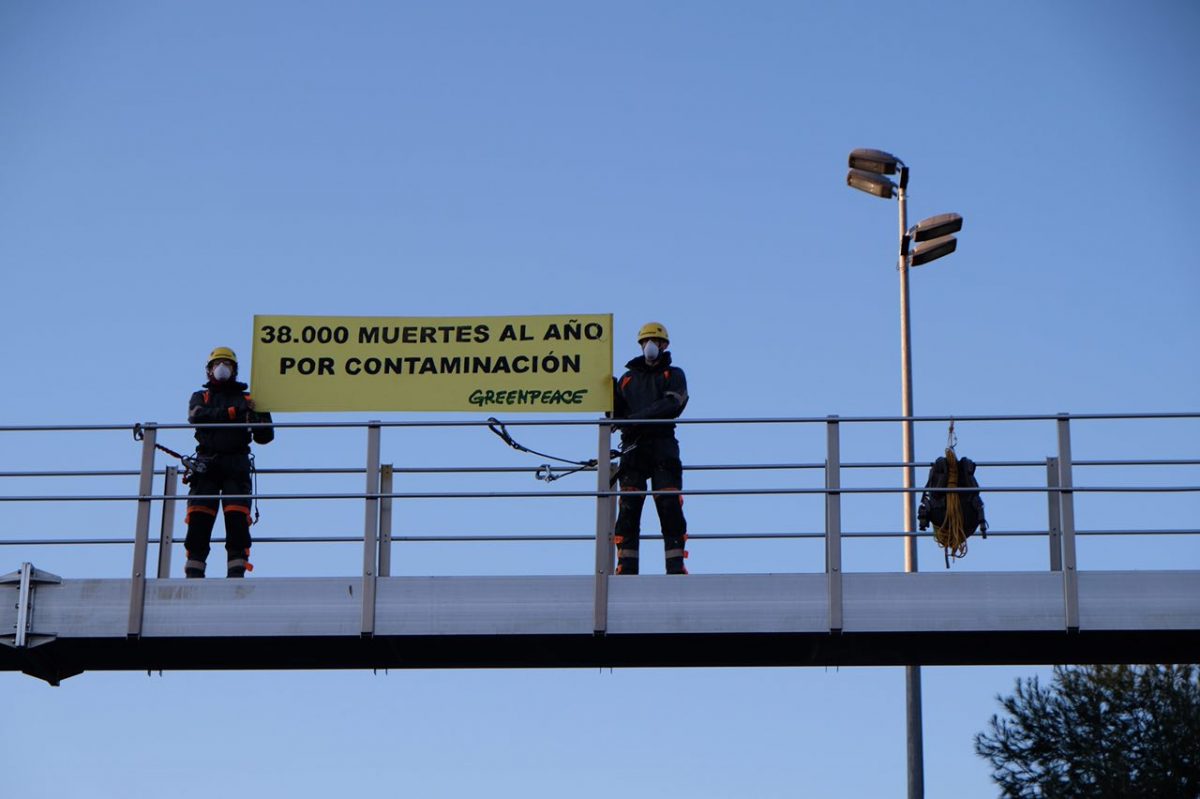 Accion de Greenpeace en autovía de entrada a Madrid