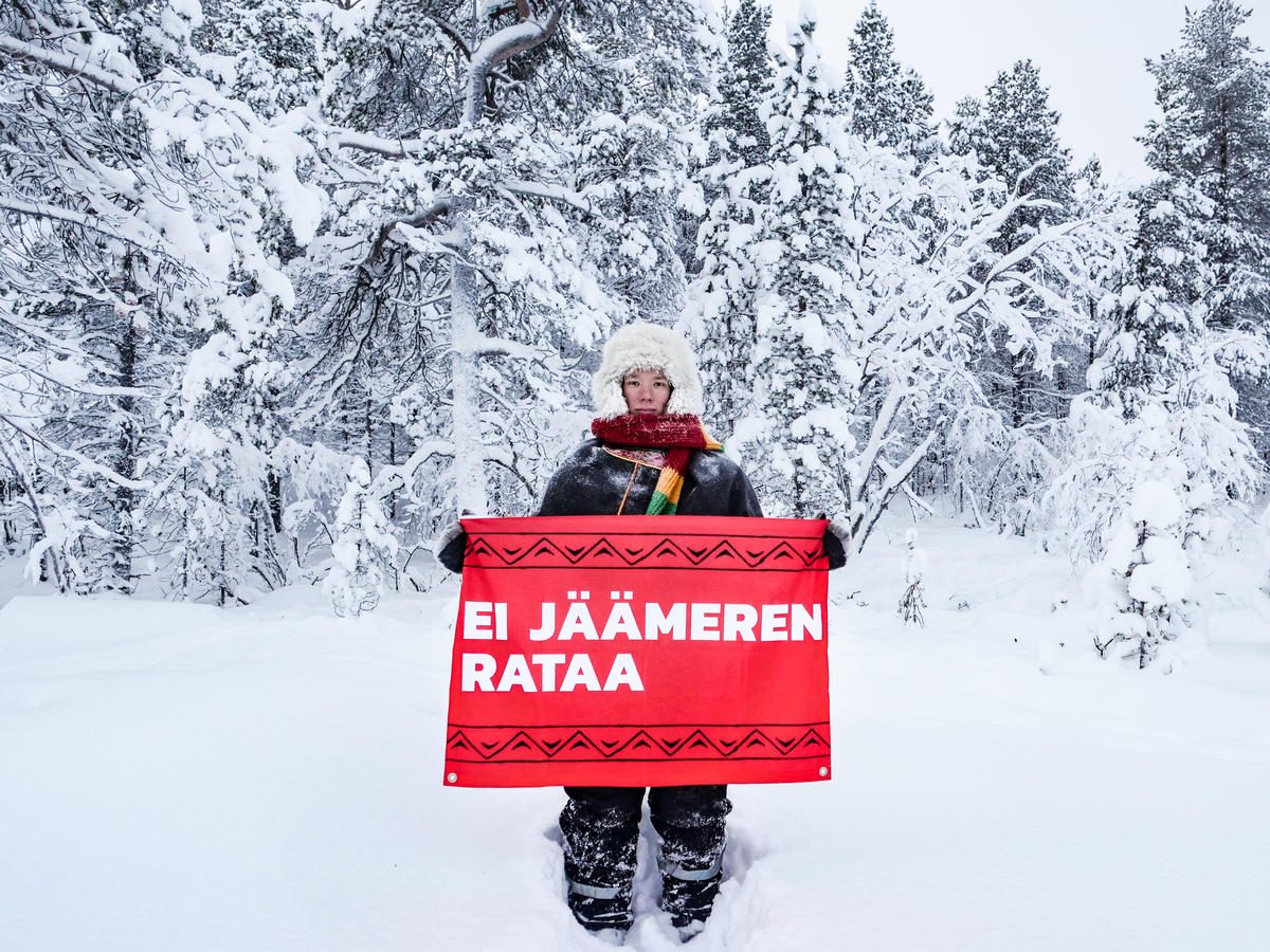 Jussa Seurujärvi sujeta una pancarta con el lema "Nuestra tierra, nuestro futuro"