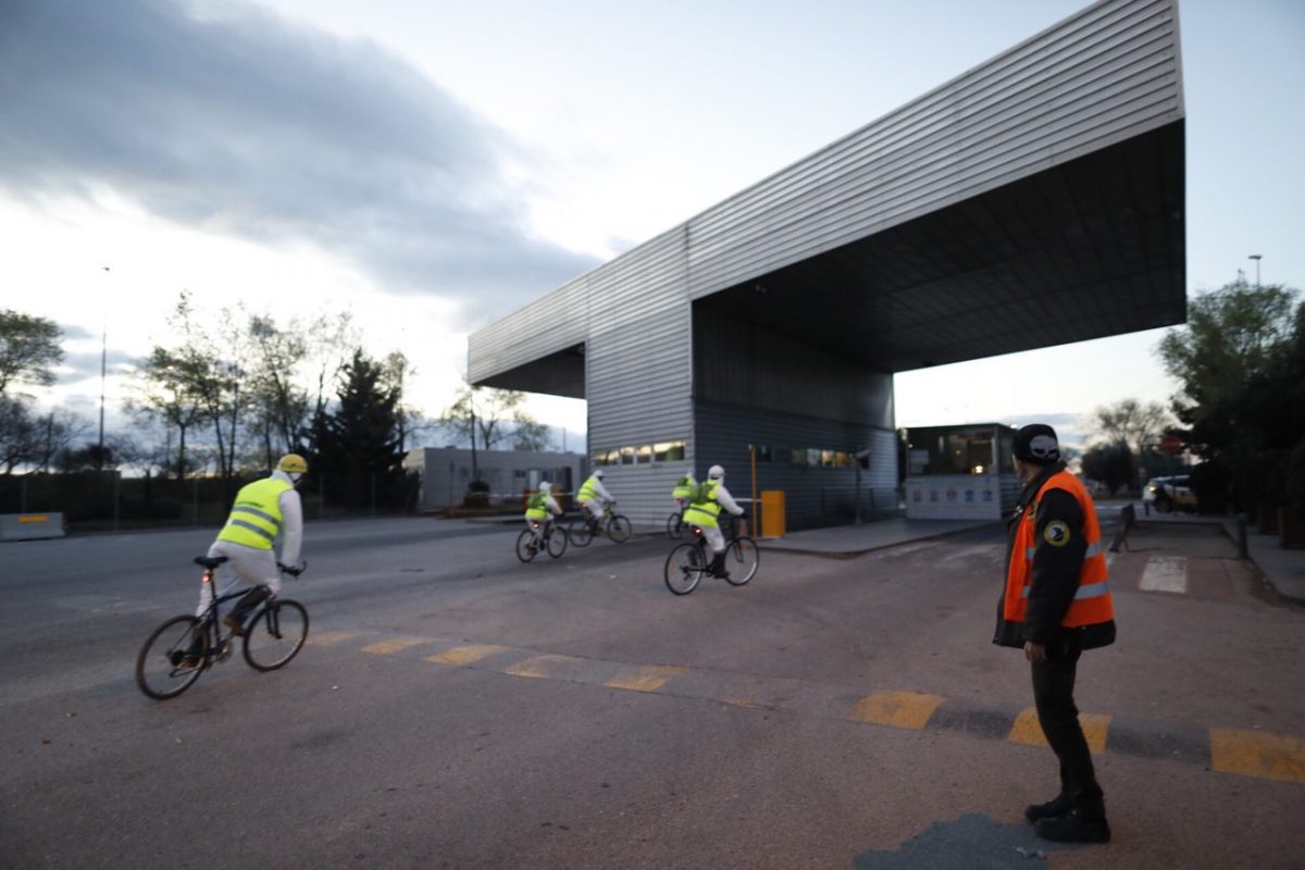 activistas entran en bicicleta en valdemingomez