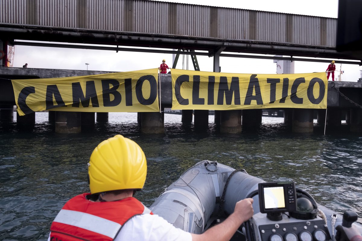 Accin contra el carbon el la Termica de los barrios