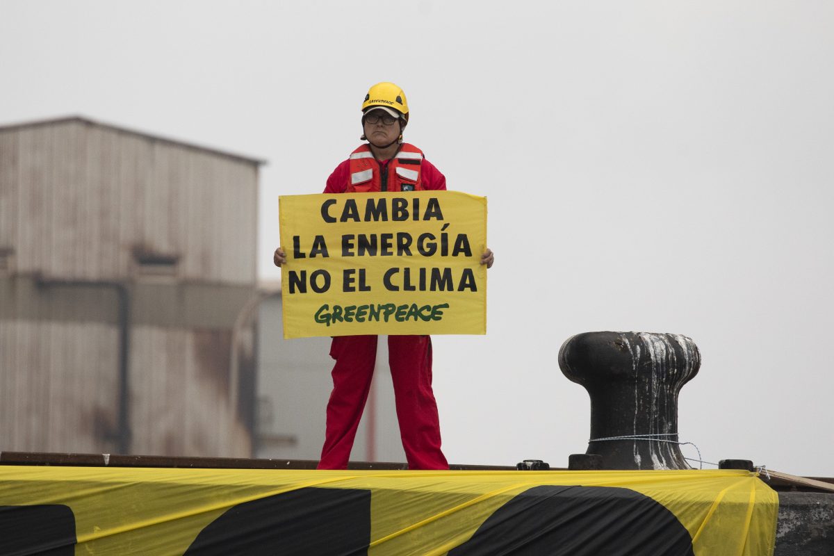 Acción contra el carbón en la térmica de Los Barrios