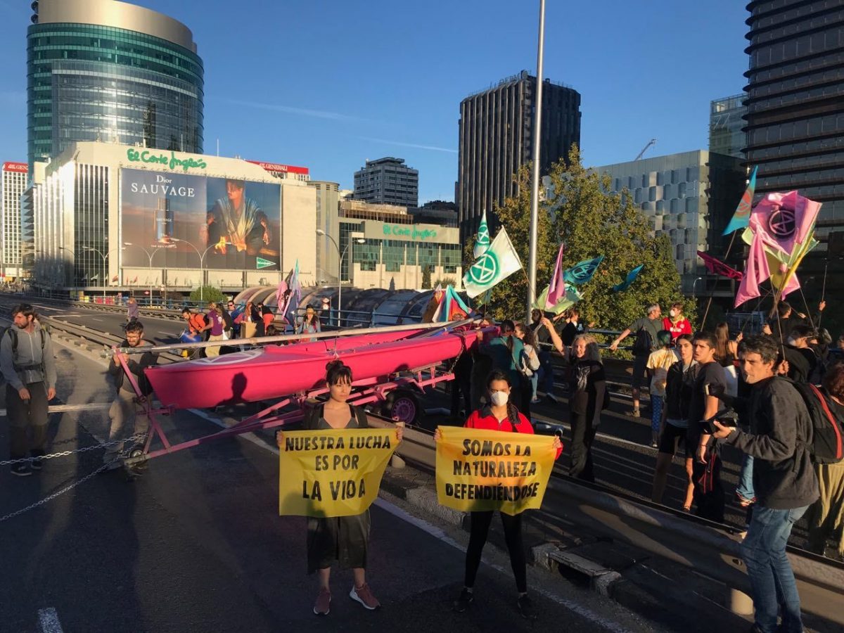 Activistas en el puente de Nuevos Ministerios