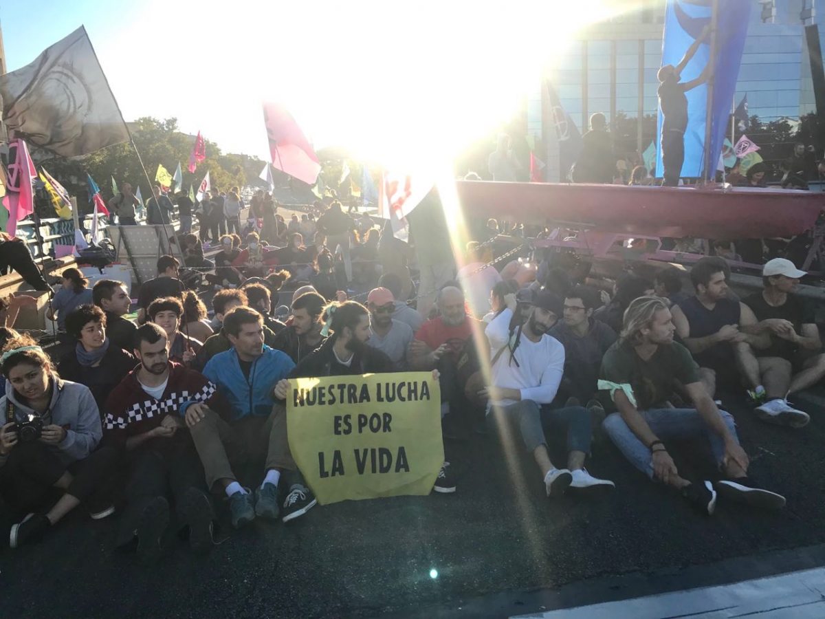 Activistas en el puente de Nuevos Ministerios