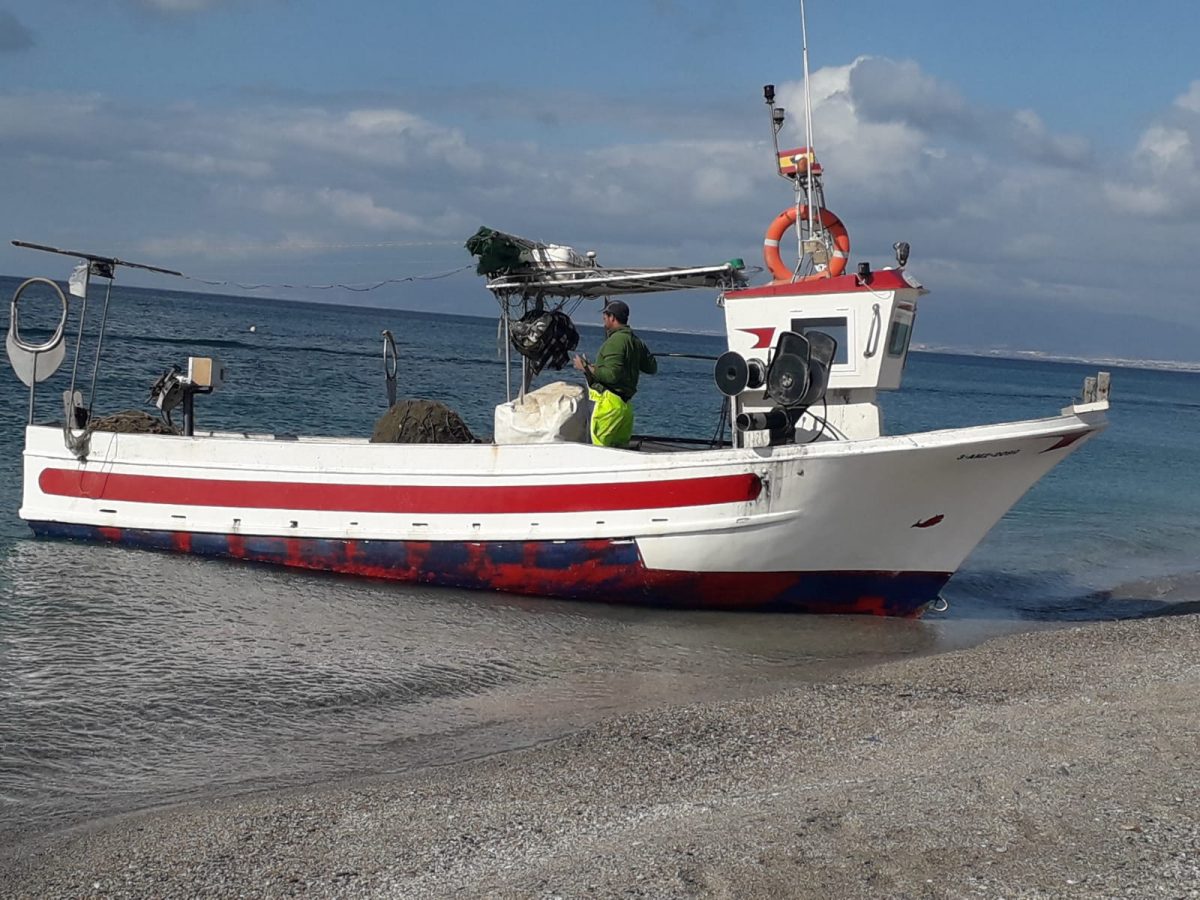 Embarcación de la Asociación Pescartes en el Cabo de Gata, Almería