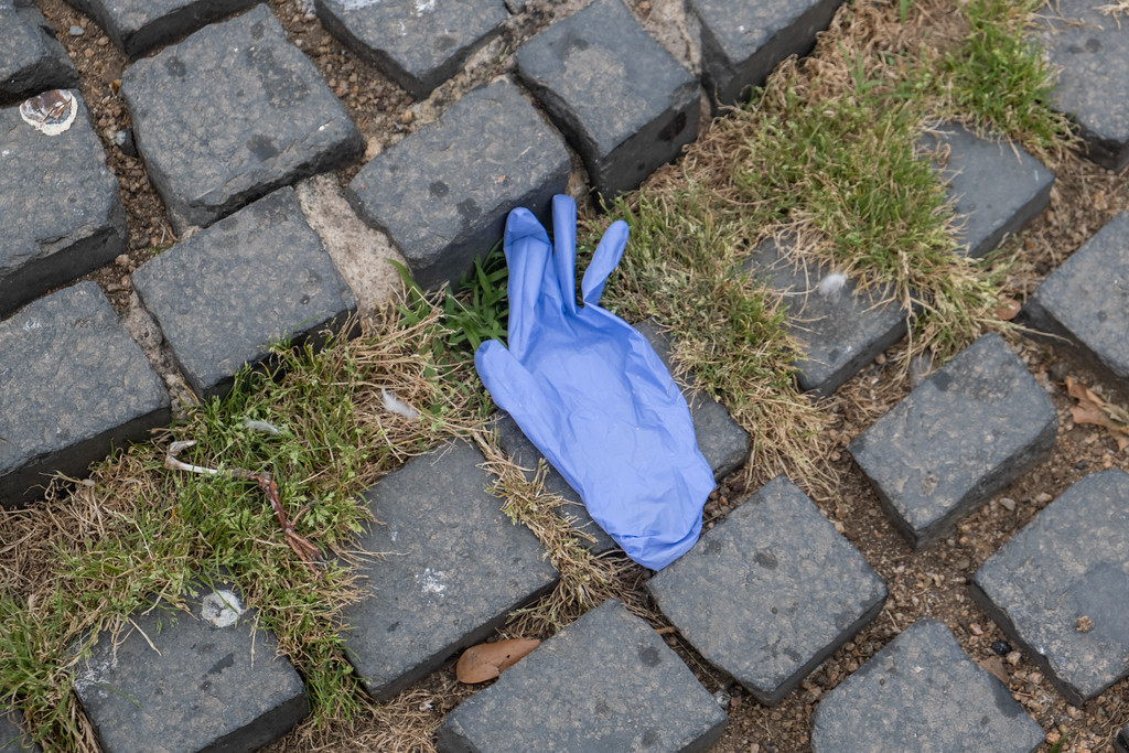 Guante en una calle de Barcelona