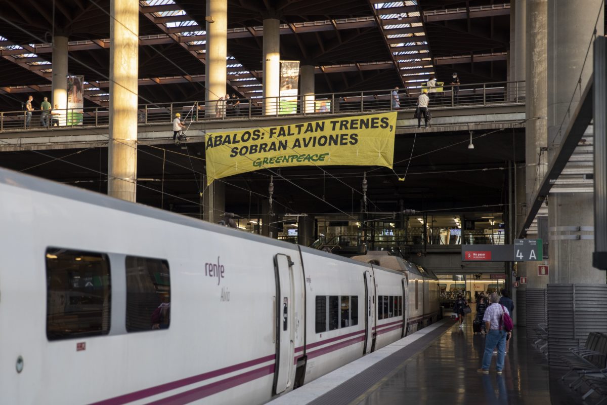 Acción Greenpeace Madrid "faltan trenes, sobran aviones"