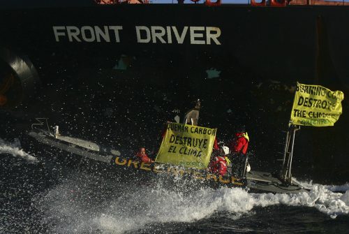 El Artic Sunrise intercepta al Front Driver cargado dea carbón