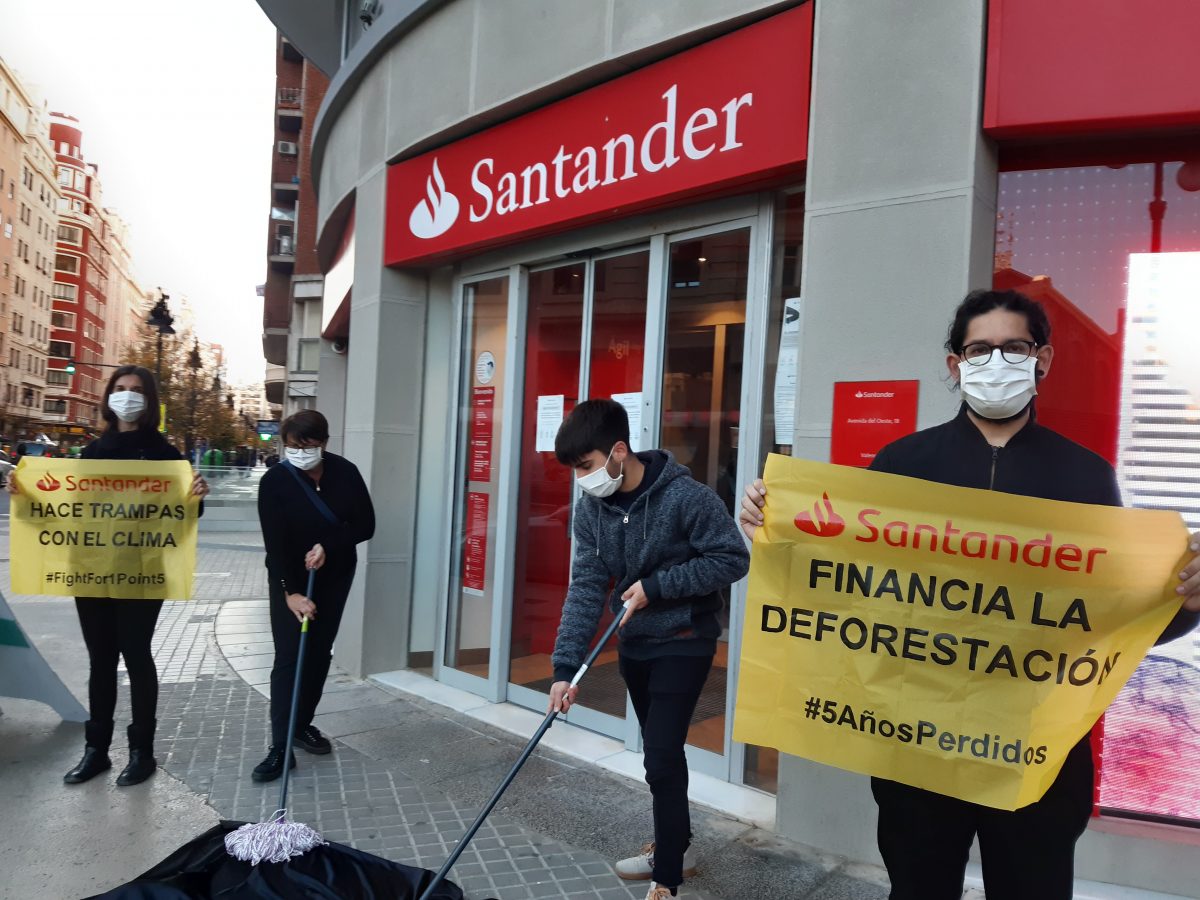 Protesta en Valencia en el Banco Santander