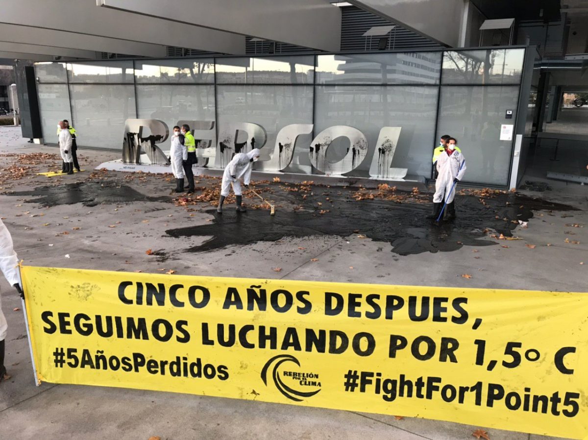 Protesta en la sede de Repsol
