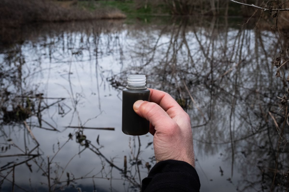 Muestras analizadas de aguas de la zona, con altos niveles de nitratos. © Pedro Armestre / Greenpeace