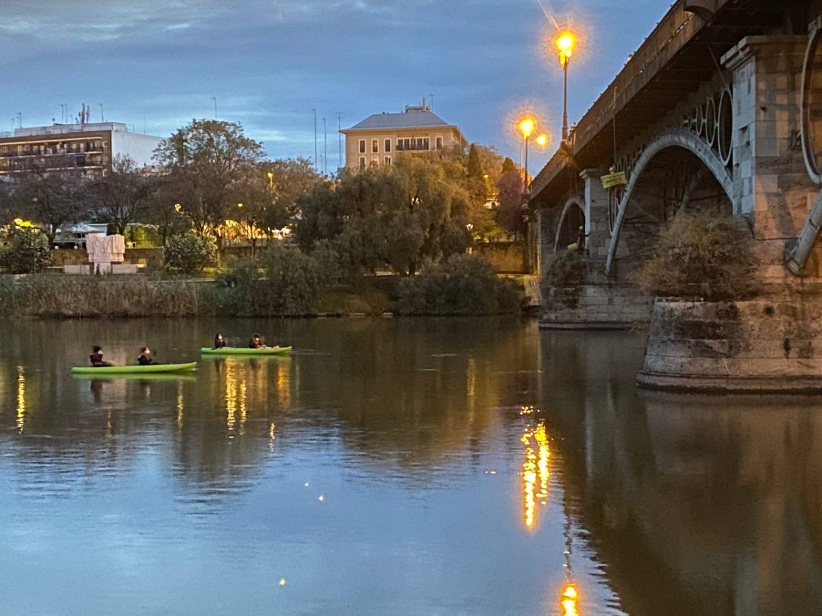 Activistas de Greenpeace en el puente de Triana, Sevilla. Foto: Greenpeace.