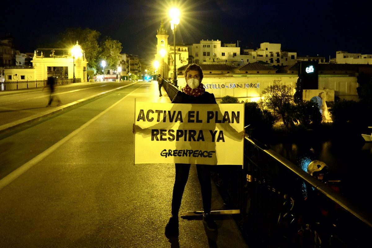 Activistas de Greenpeace en el puente de Triana, Sevilla. Foto: Pedro Armestre.