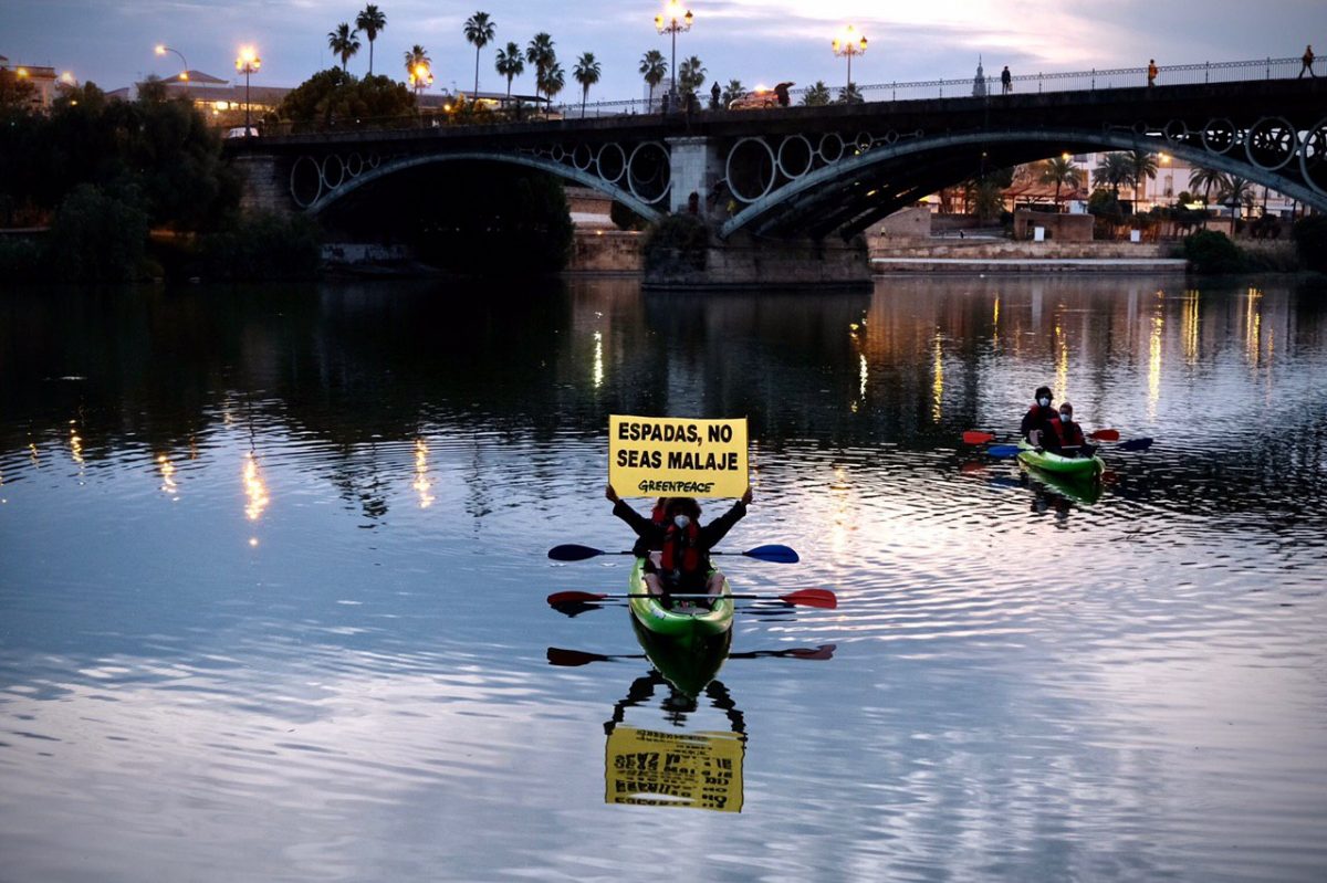 Activistas de Greenpeae piden la activación YA del Plan Respira en Sevilla. Foto: Pedro Armestre