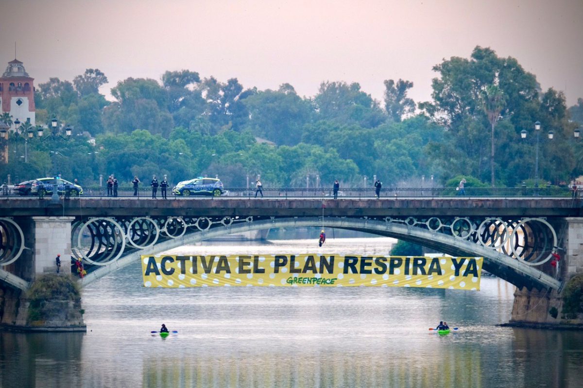 Mensaje para el alcalde de Sevilla: ACTIVA EL PLAN RESPIRA YA. Foto: Pedro Armestre.