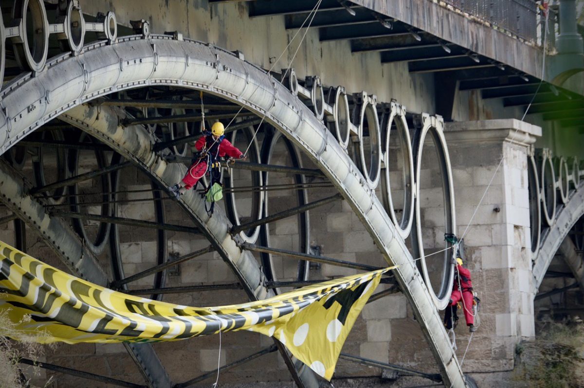 Activistas de Greenpeace en el Puente de Triana, Sevilla. Pedro Armestre.