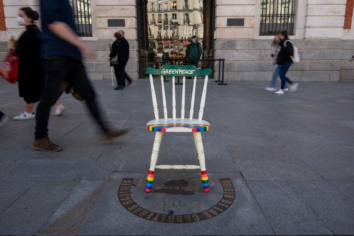 Greenpeace dona una silla colores del arcoiris al proyecto "Sillas solidarias" contra la despoblación. ©Greenpeace Handout/Pablo Blázquez