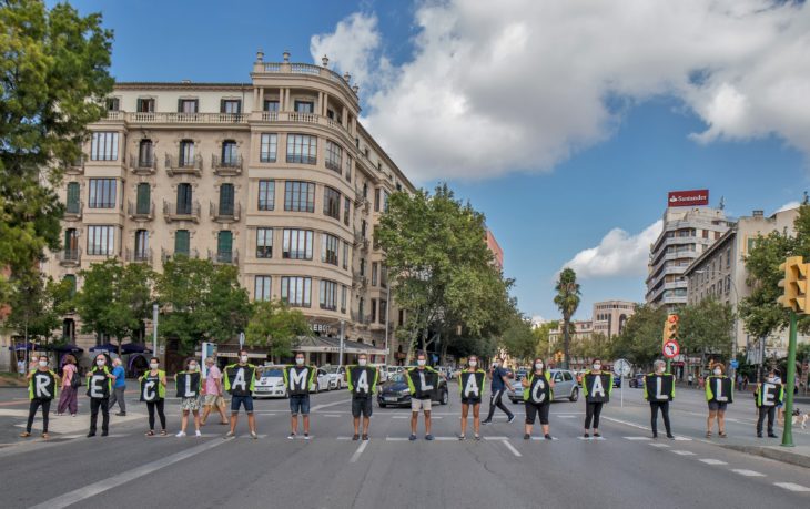 Voluntarios Greenpeace acción en calle