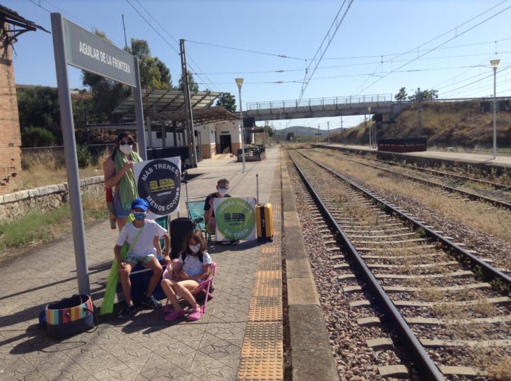 voluntarios greenpeace más trenes menos aviones