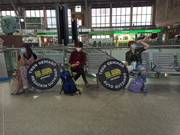 voluntarios greenpeace más trenes menos aviones