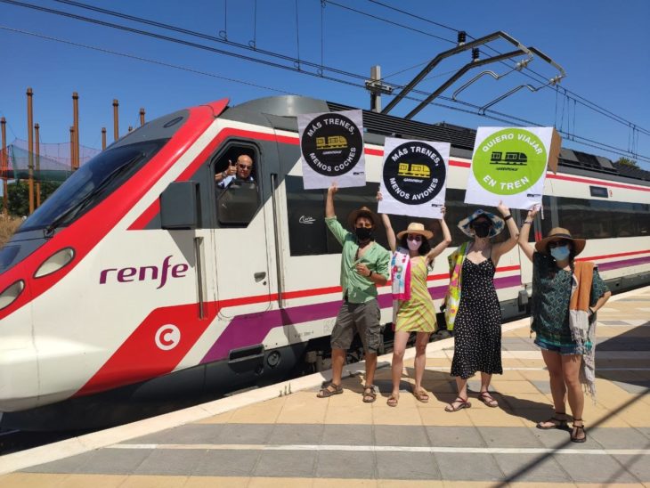 voluntarios greenpeace más trenes menos aviones